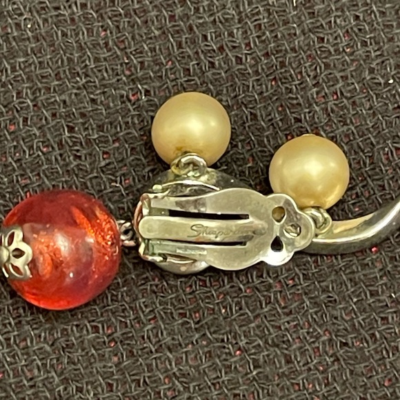 Schiaparelli SIGNED VTG. clip earrings rhodium plated, pearls & amber drop beads - Picture 8 of 13